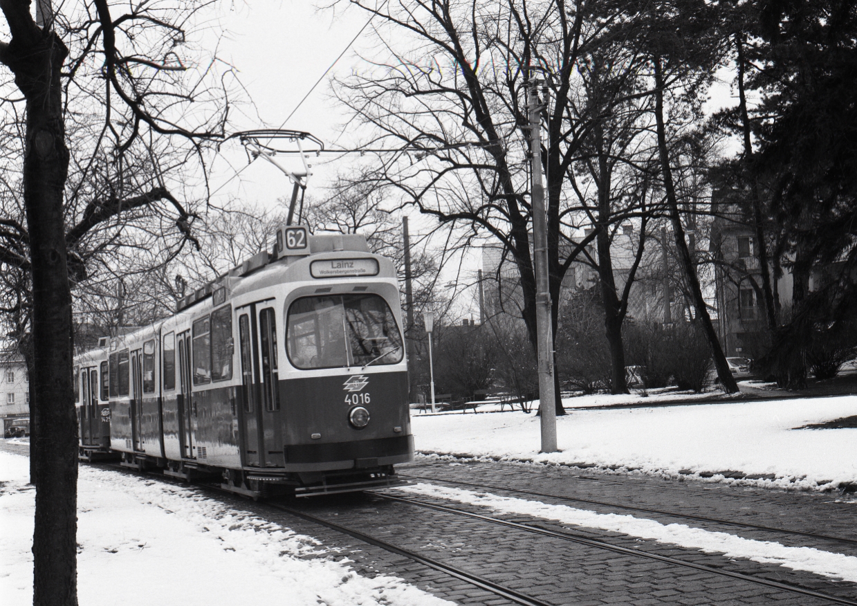 Triebwagen 4016, der Type E2, als Linie 62 in Fahrtrichtung Lainz am 15.3.1987 unterwegs
