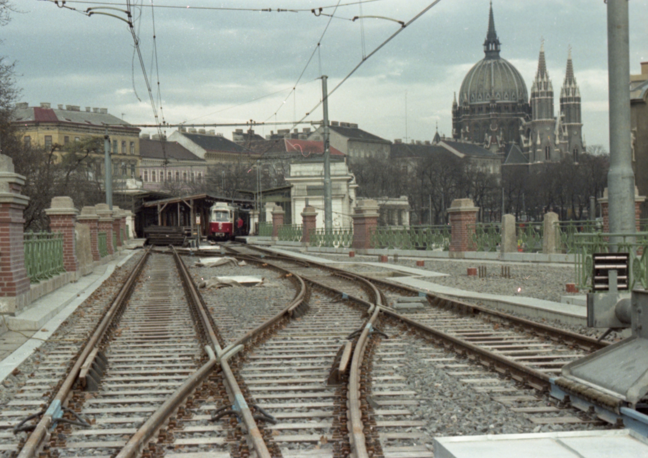 Stadtbahnzug in der Station Gumpendorfer Straße bei Kirche Maria am Siege, 1987