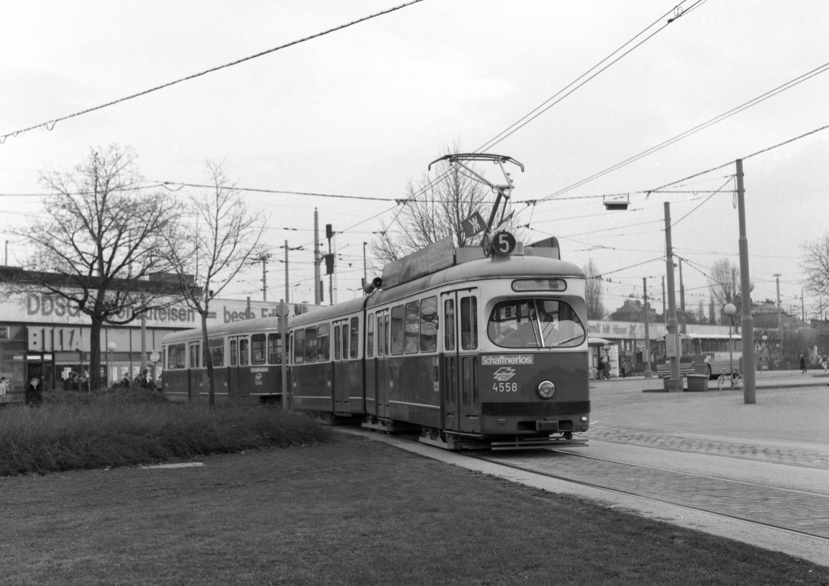 Linie 5  am Praterstern mit Type E1-c3 im März 1987,links Schnellbahnstation