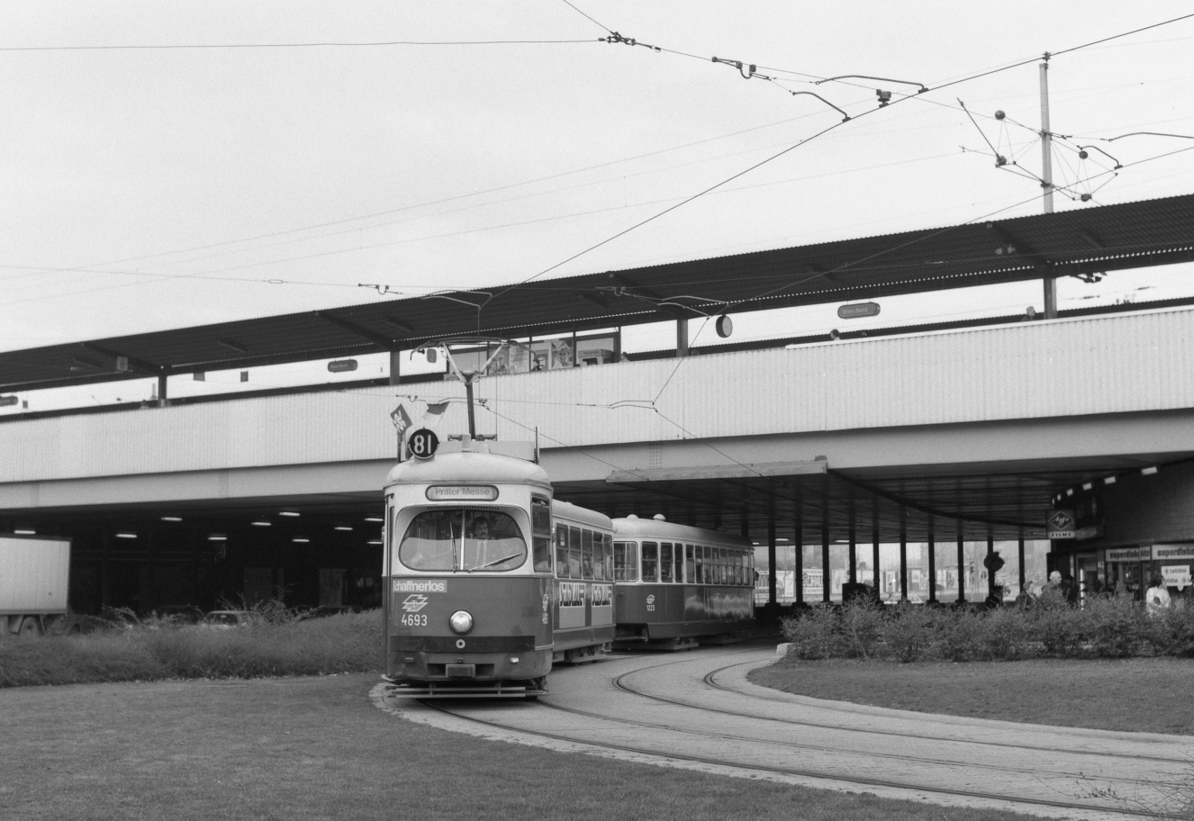 Linie 81 als Sonderlinie am Praterstern mit Type E1-c3 im März 1987,oben Schnellbahnstation