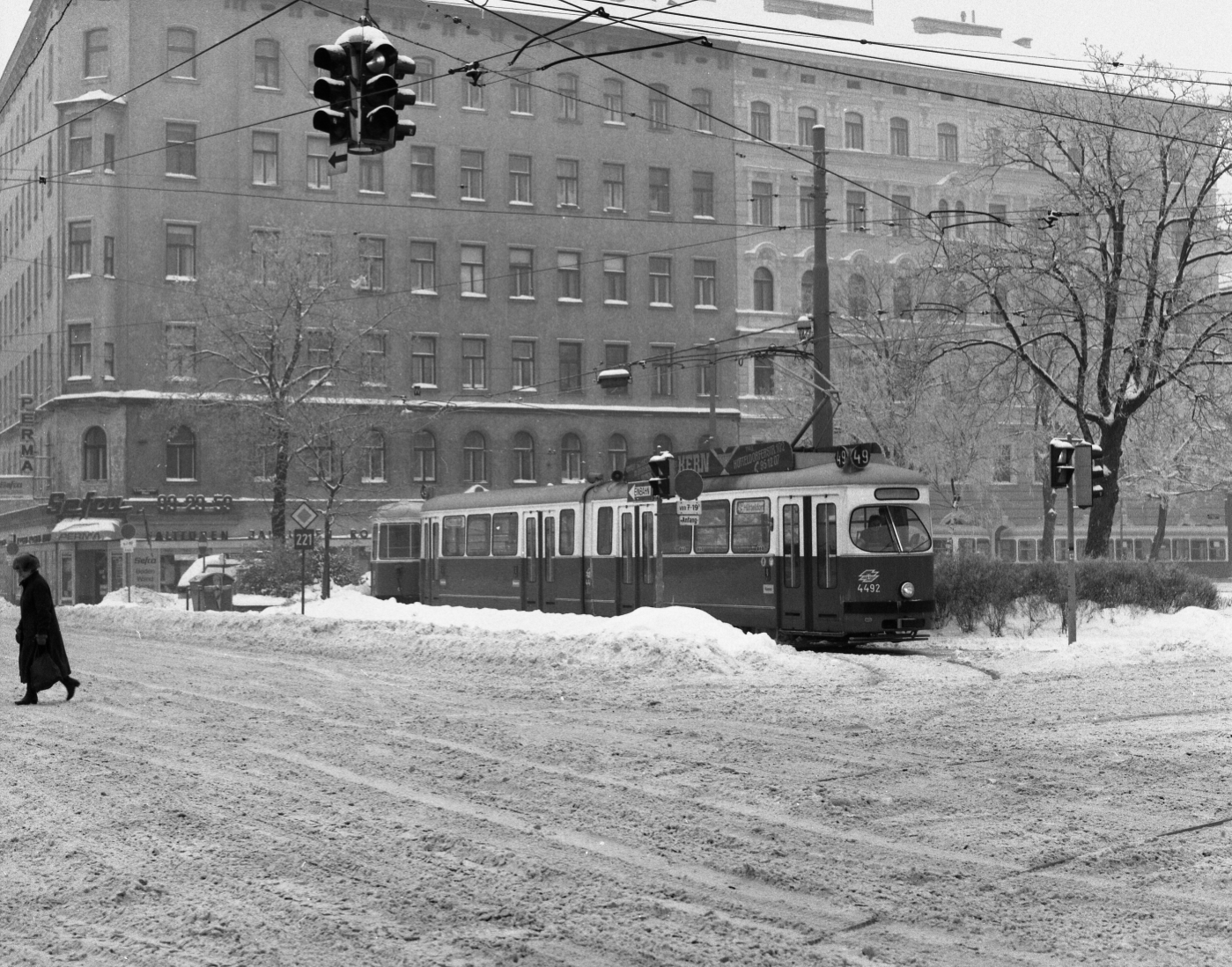 Linie 49 mit E1-c3 am Neubaugürtel, Urban Loritz Platz in der Ausweichschleife bei starker Schneelage (Kürzung)