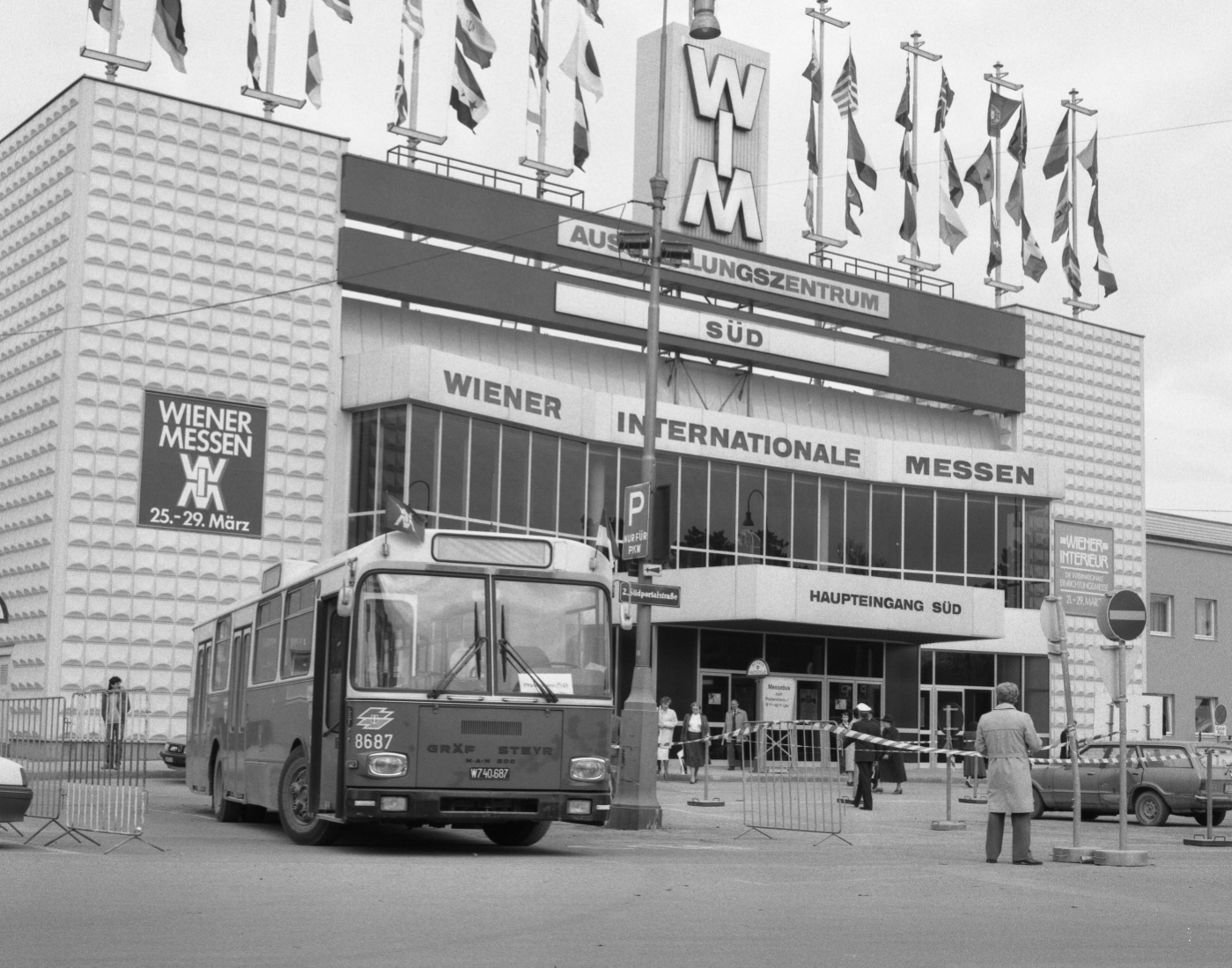 Messegebäude mit Sonderbuslinie der Type LU, März 1987
