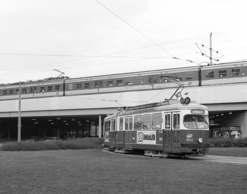 Linie 81 als Sonderlinie am Praterstern mit Type E1-c3 im März 1987,oben Schnellbahnstation mit Schnellbahn