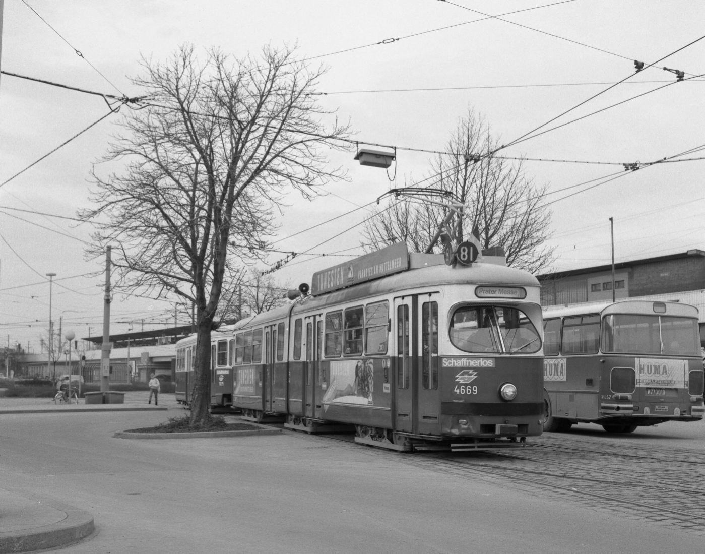 Linie 81 als Sonderlinie am Praterstern mit Type E1-c3 im März 1987, rechts Bus von Dr.Richard und Schnellbahnstation