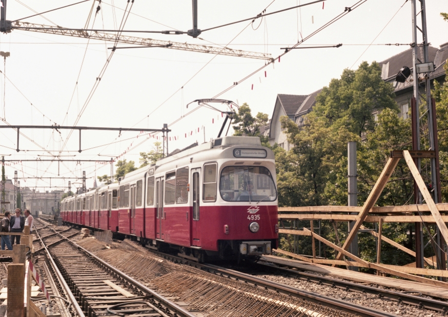 Zug der Linie G der Stadtbahn bei der Verzweigung Nußdorfer Straße 