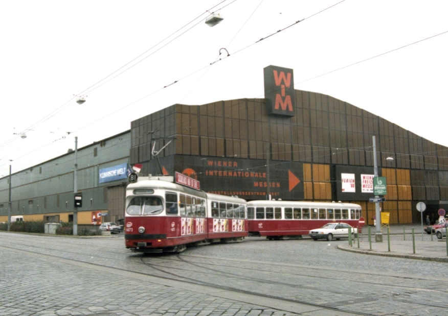 Linie 81  mit E1-c3 biegt von der Messeschleife in dei Ausstellungsstraße,Hintergrund alte Messehalle