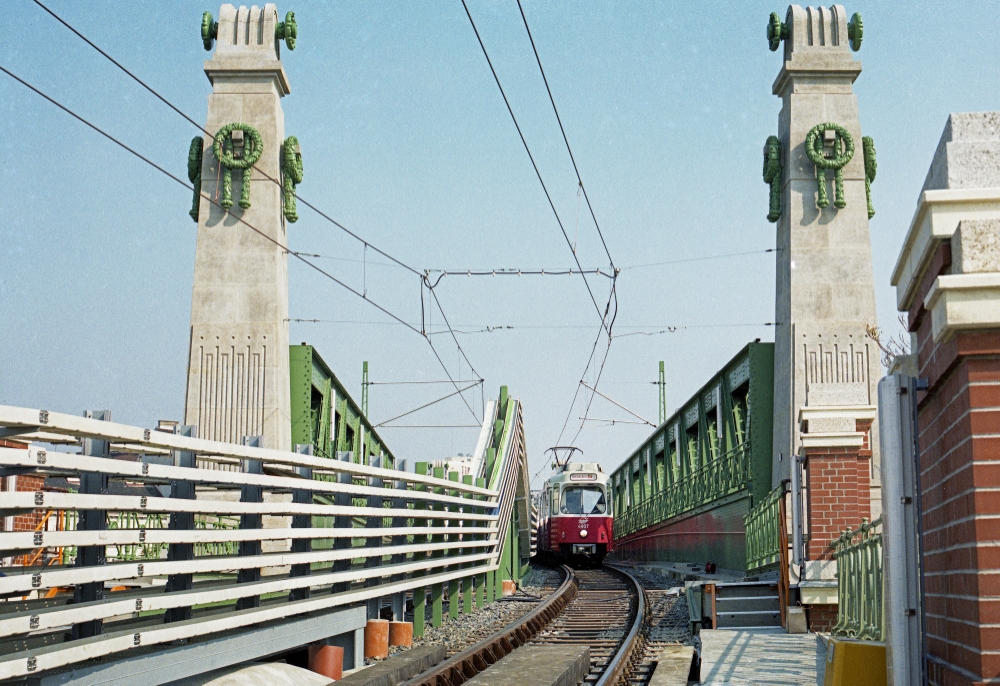 U-Bahn Zug der Linie U6 mit der Type E6-c6 etwa Höhe Gumpendorf, September 1989