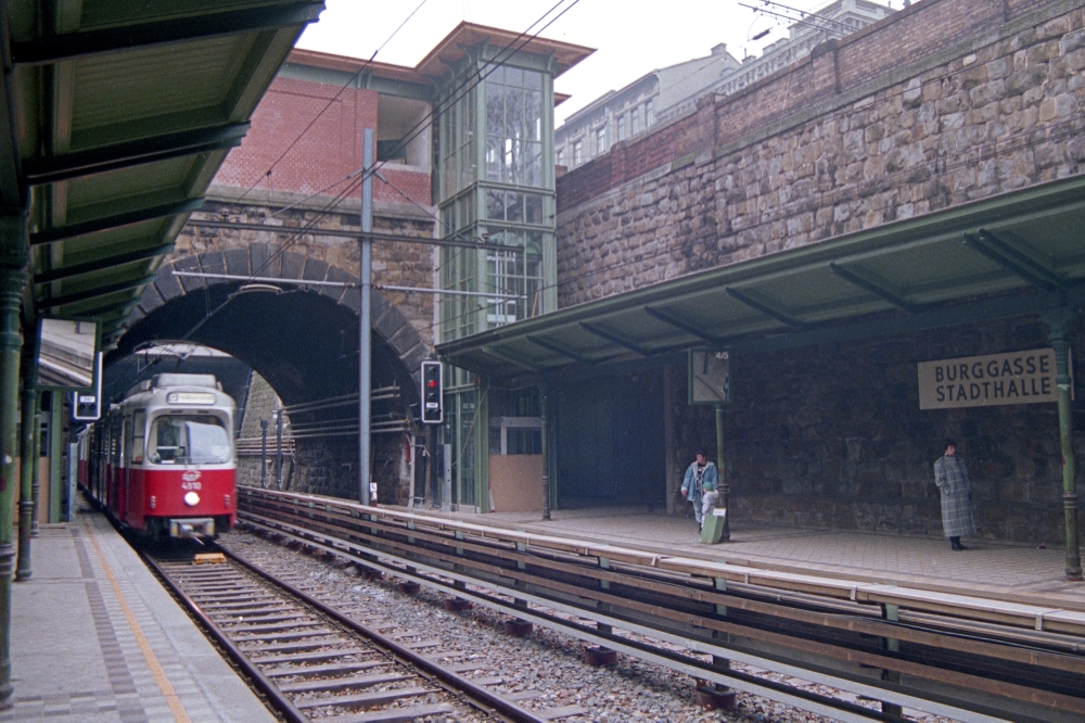 STadtbahn-Zug der Linie G mit der Type E6-c6 in der Station Burggasse, Februar 1989