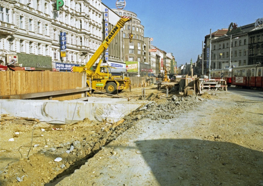 Mariahilfer Straße während der Bauarbeiten der U3, 31. Oktober 1989