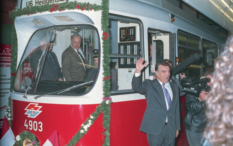 Bürgermeister Zilk eröffnet die U6 von der Gumpendorferstraße zur Philadelphiabrücke am 7.Oktober 1989