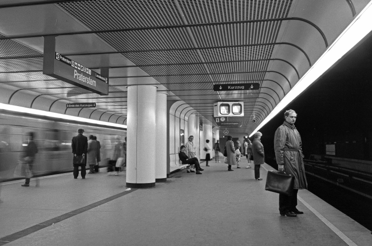 U1 Station Praterstern Haltestellenbereich mit Fahrgästen Jänner 1989