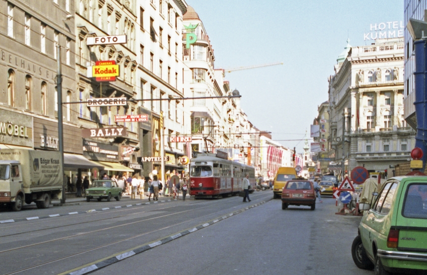 Mariahilfer Straße während Bau der U3 mit Zug der Linie 58 im Oktober 1989 