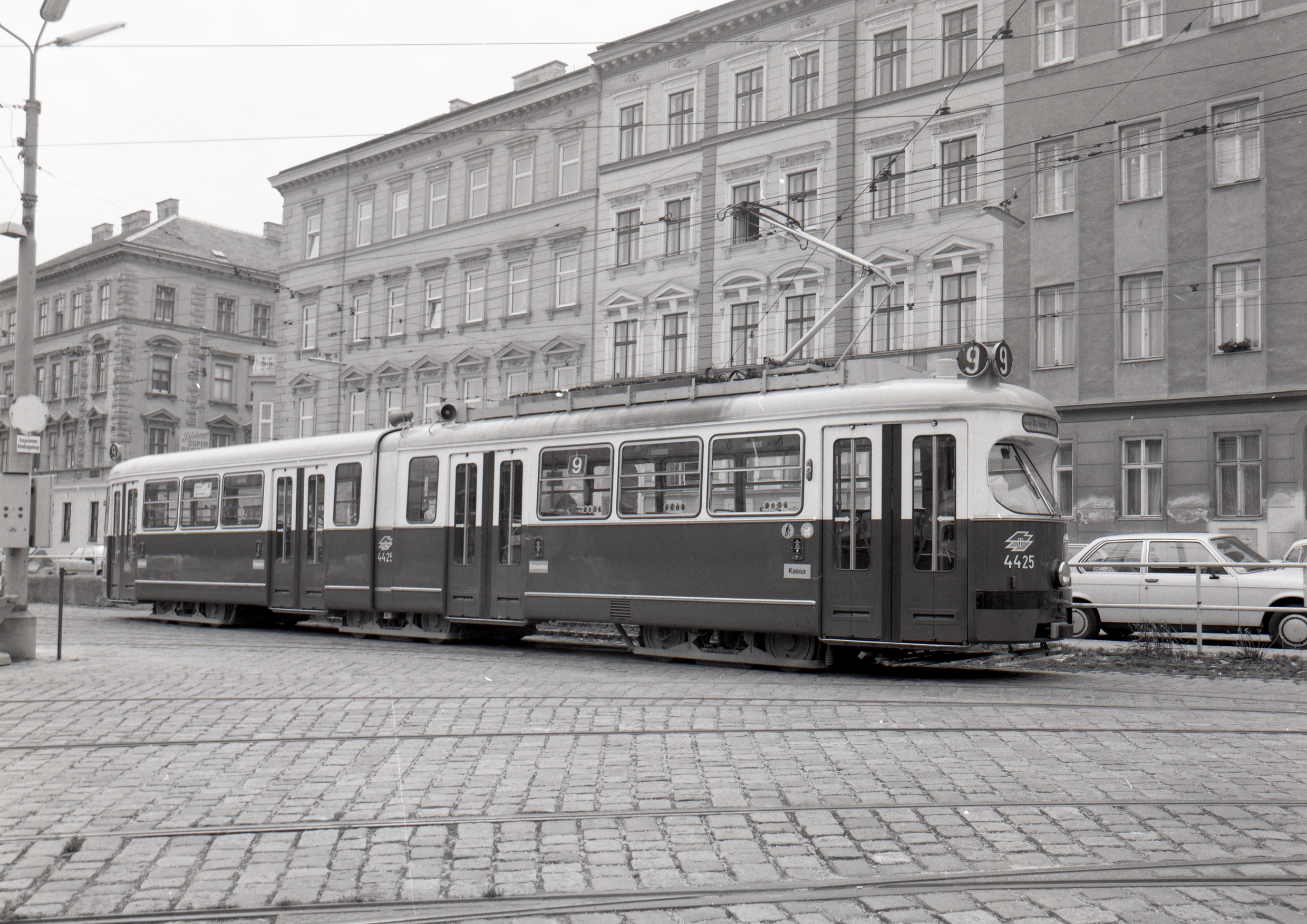 Triebwagen 4425 der Type E als Linie 9 am Bahnhof Währing am 21.5.1991 unterwegs