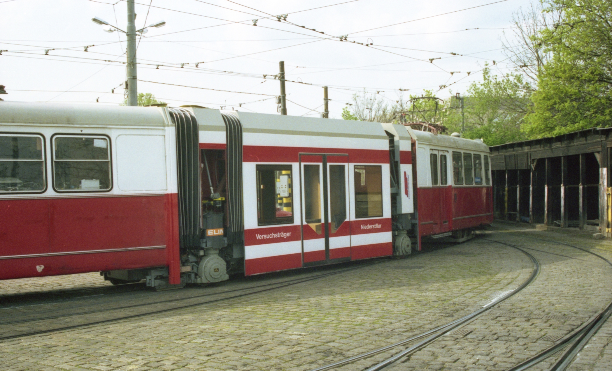 Ulf Versuchsträger Außenansicht mit Mittelteil und den zwei c2 Beiwagen am Bahnhof Speising 1993
