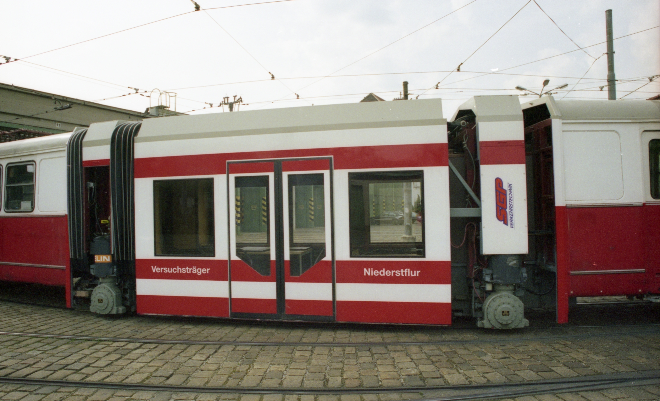 Ulf Versuchsträger Außenansicht Mittelteil und den zwei c2 Beiwagen am Bahnhof Speising 1993