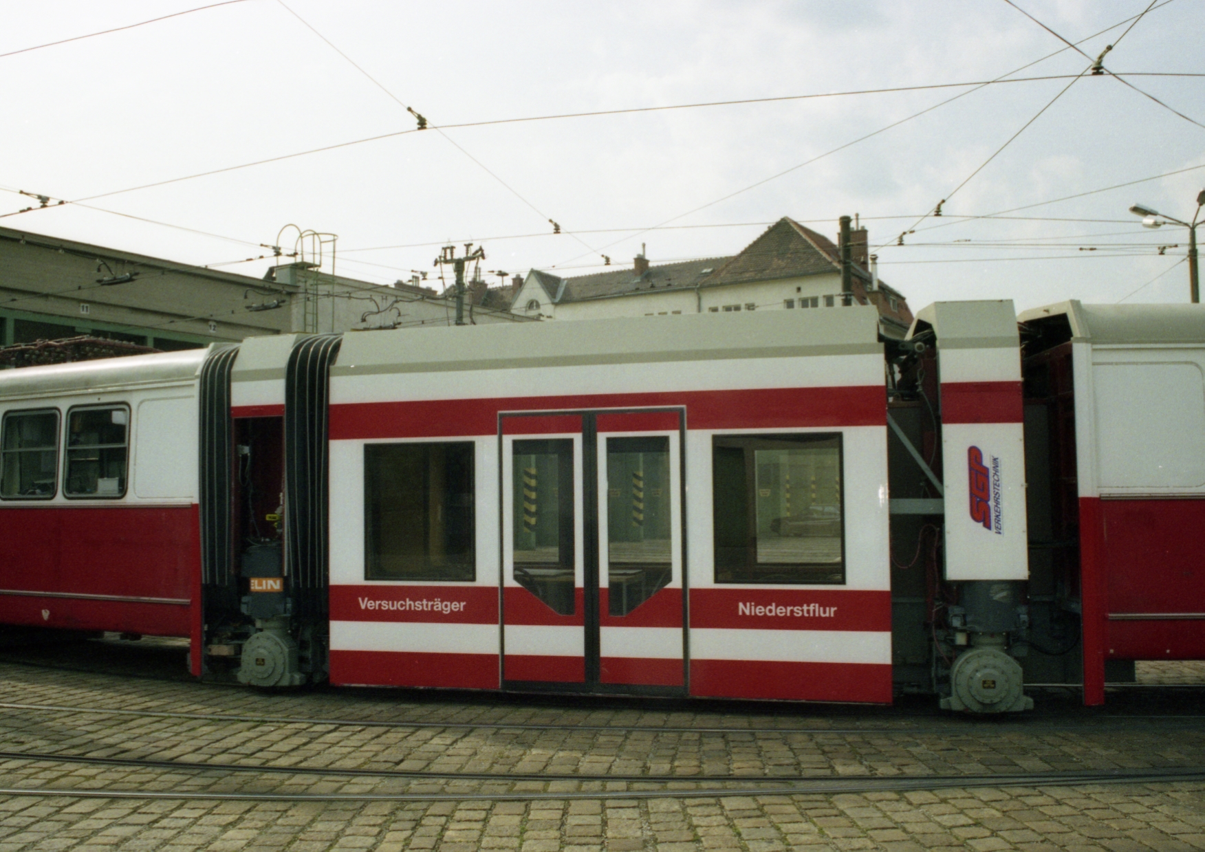 Ulf Versuchsträger Außenansicht mit Mittelteil und den zwei c2 Beiwagen am Bahnhof Speising 1993