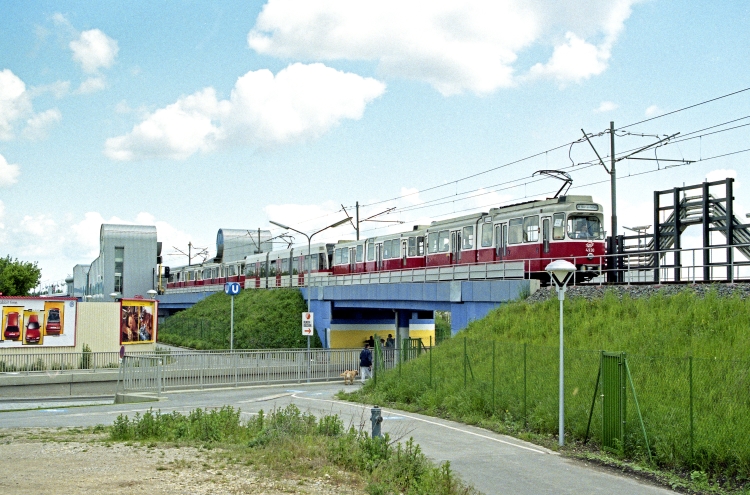 U-Bahn Zug der Linie U6 in Fahrtrichtung Siebenhirten kurz  nach der Station Erlaaerstraße im Mai 1995