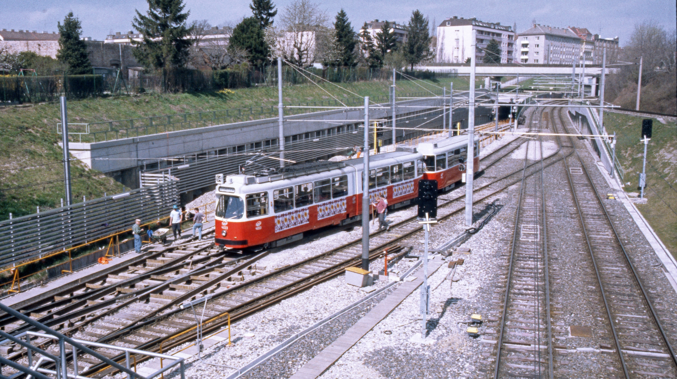  Zug der Linie 64 in Fahrtrichtung Siebenhirten  während Umbau zur U6, März 1995