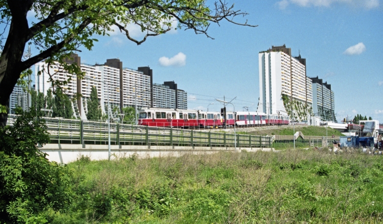 U-Bahn Zug der Linie U6 in Fahrtrichtung Siebenhirten  nach der Station AltErlaa im Mai 1995