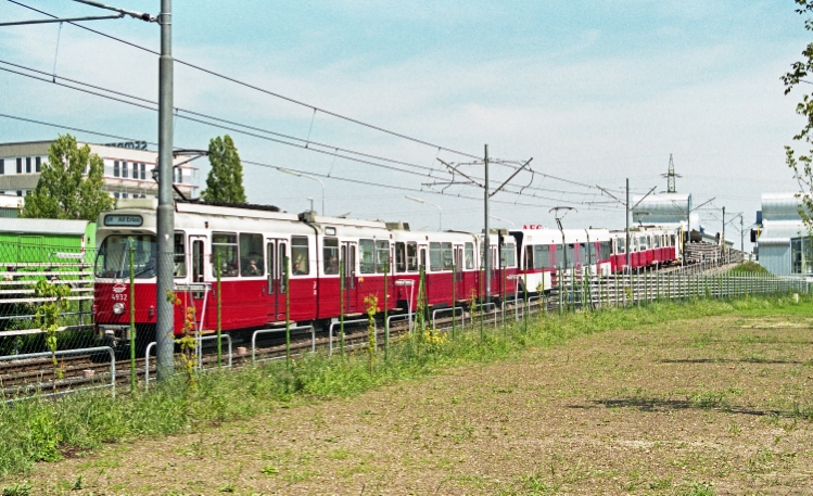 U-Bahn Zug der Linie U6 in Fahrtrichtung Siebenhirten nach der Station Perfektastraße Mai 95
