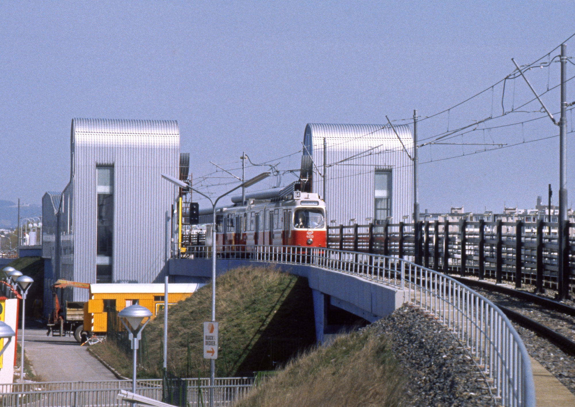  Zug der Linie 64 in Fahrtrichtung Siebenhirten  während Umbau zur U6, Perfektastraße, April 1995