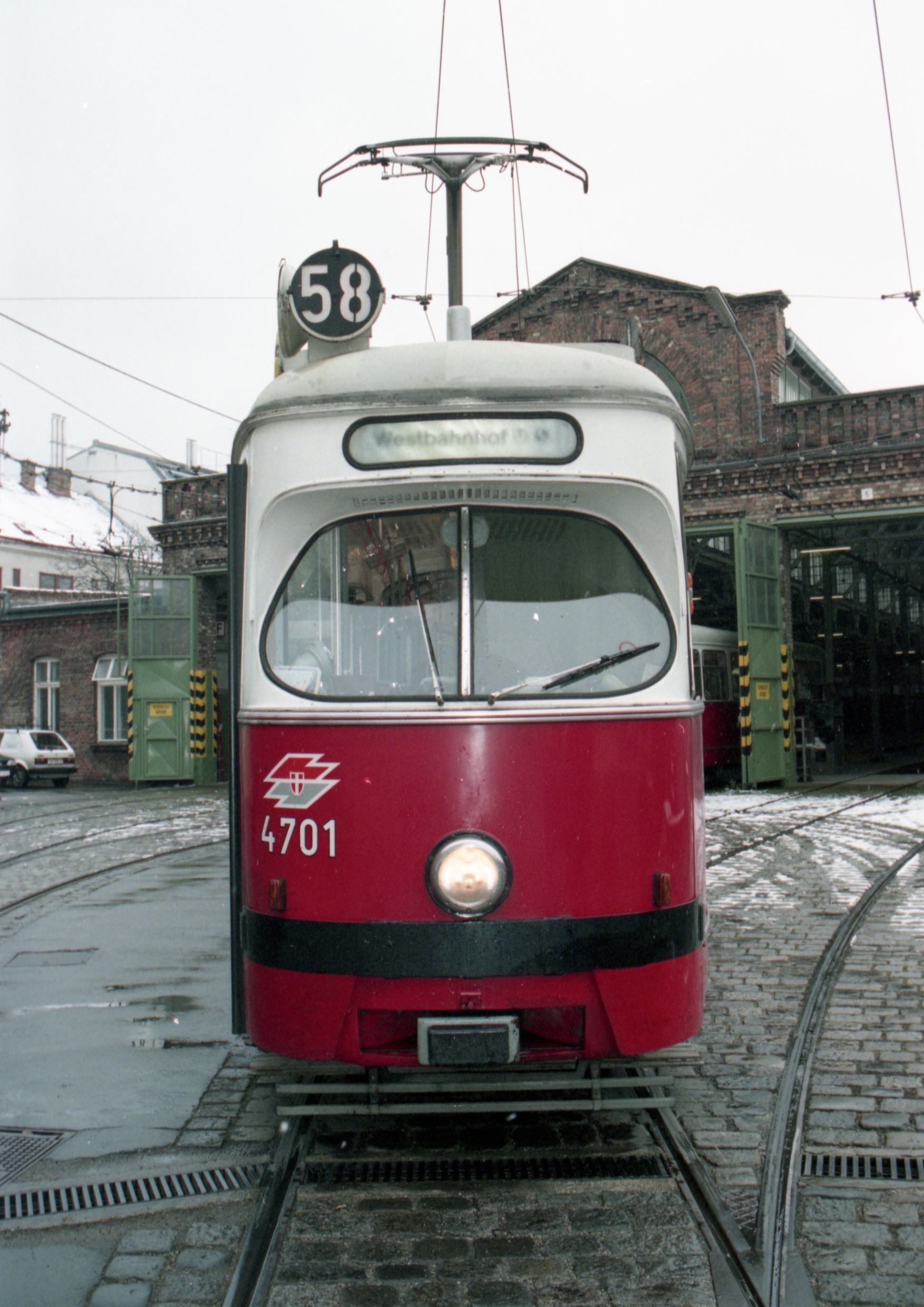 Triebwagen 4701 der Type E1 als Linie 58 am 26.11.1996. unterwegs
