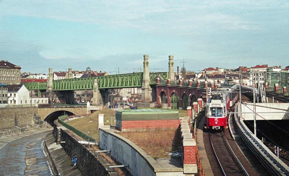 U-Bahn Zug der Linie U6 mit der Type E6-c6-T als Mischzug kurz vor der Station Längenfeldgasse 1998