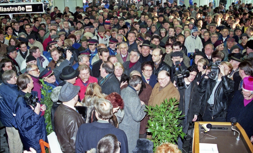 Eröffnung der U3 nach Ottakring  mit Bgm. Häupl und Brigitte Ederer am 5.Dezember 1998 und zahlreichen Eröffnungsgästen.