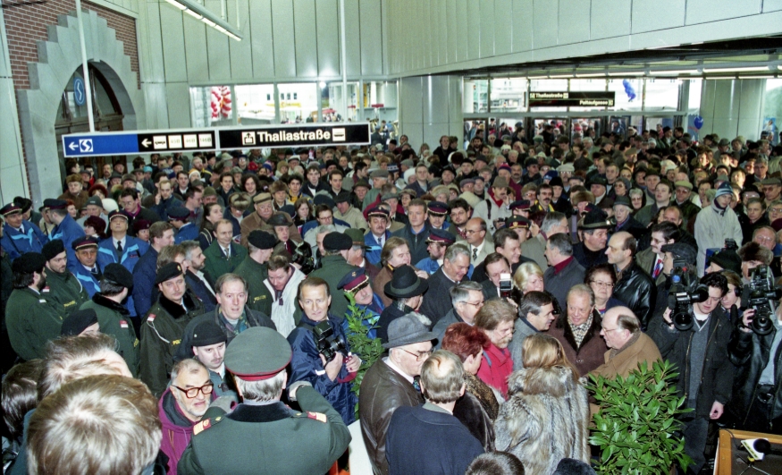 Eröffnung der U3 nach Ottakring kurz vor der Ansprache mit Gästen und Presse in der Station Ottakring 5.Dez 1998