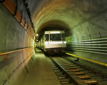 Silberpfeil der Wiener Linien im Tunnel auf offener Strecke.