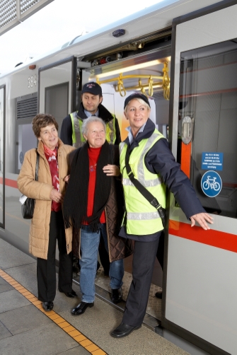 Das Linienservice der Wiener Linien unterstützt Fahrgäste mit Informationen und beim Benützen der Öffis und achtet auf die Einhaltung der Hausordnung.