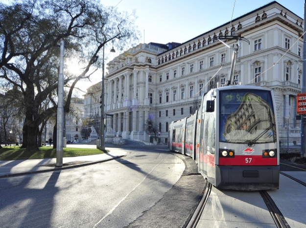 Freigabe der neuen Strecke fuer Strassenbahnen als Ausweichroute der Ringlinien bei Veranstaltungen auf der Wiener Ringstrasse. Um bei Sperren der Ringstraße einen ungestörten Betrieb der Linie J zu gewährleisten, wurde hinter dem Parlament eine neue Route für die Straßenbahn errichtet.