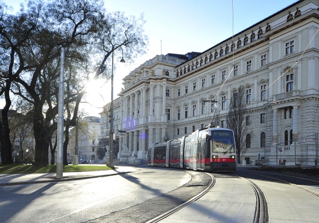 Freigabe der neuen Strecke fuer Strassenbahnen als Ausweichroute der Ringlinien bei Veranstaltungen auf der Wiener Ringstrasse. Um bei Sperren der Ringstraße einen ungestörten Betrieb der Linie J zu gewährleisten, wurde hinter dem Parlament eine neue Route für die Straßenbahn errichtet.