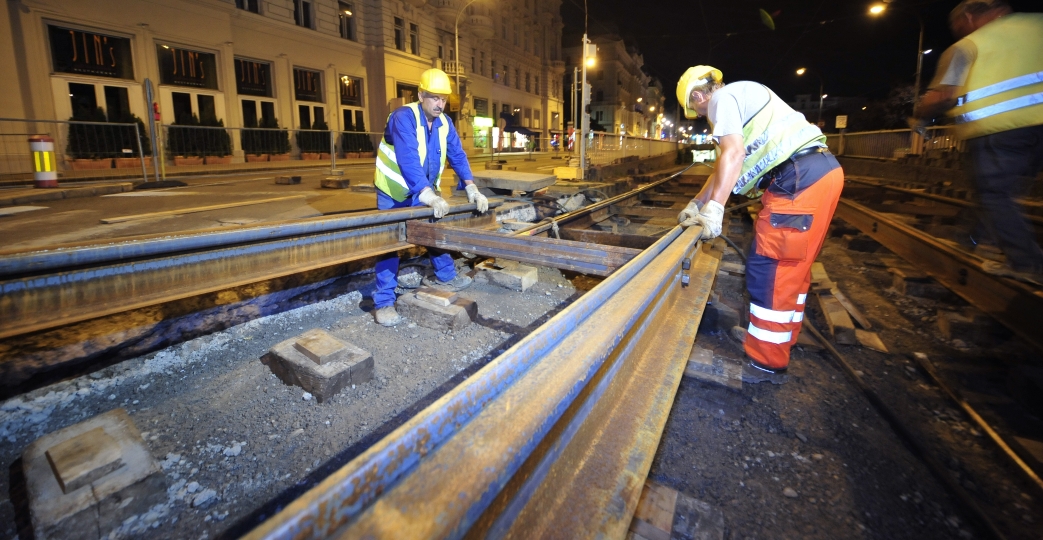 Nächtliche Instandhaltungsarbeiten der Straßenbahngleise in der Währinger Straße.