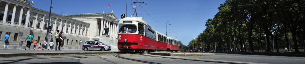 Strassenbahn der Linie 2 im Bereich Dr. Karl Renner Ring.
