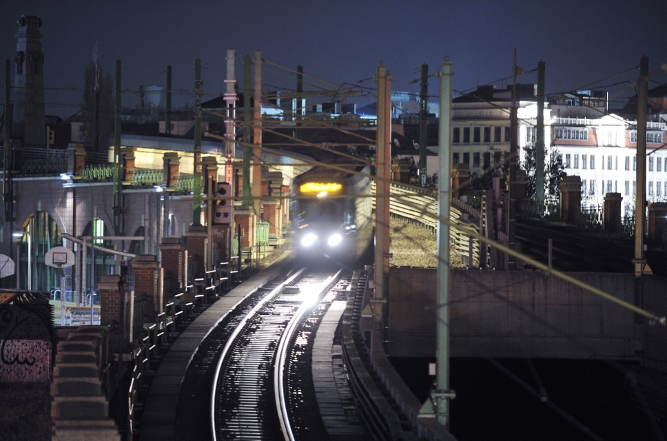 Wochenend-Nachtbetrieb ab der Nacht vom 3.9. auf den 4.9.2010. Zug der Linie U6 nahe der Station Längenfeldgasse.