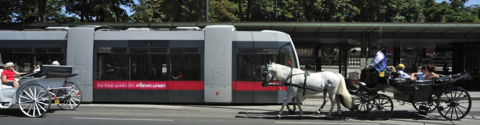 Strassenbahn vom Typ ULF  im Bereich Dr. Karl Renner Ring.