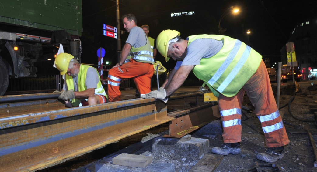 Nächtliche Instandhaltungsarbeiten der Straßenbahngleise in der Währinger Straße.