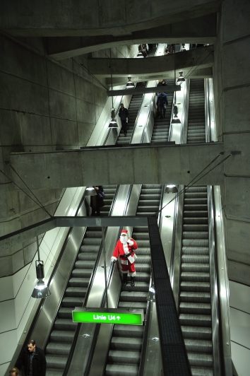Der Weihnachtsmann benutzt die Wiener Linien
