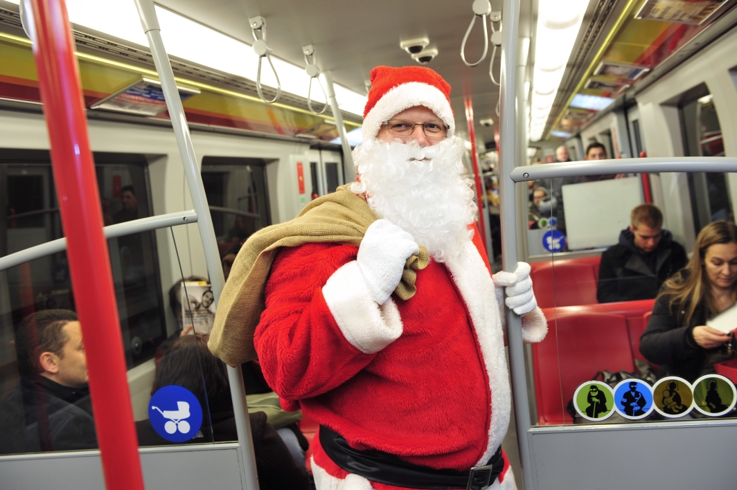 Der Weihnachtsmann unterwegs in Wien mit U-Bahn und Strassenbahn der Wiener Linien.