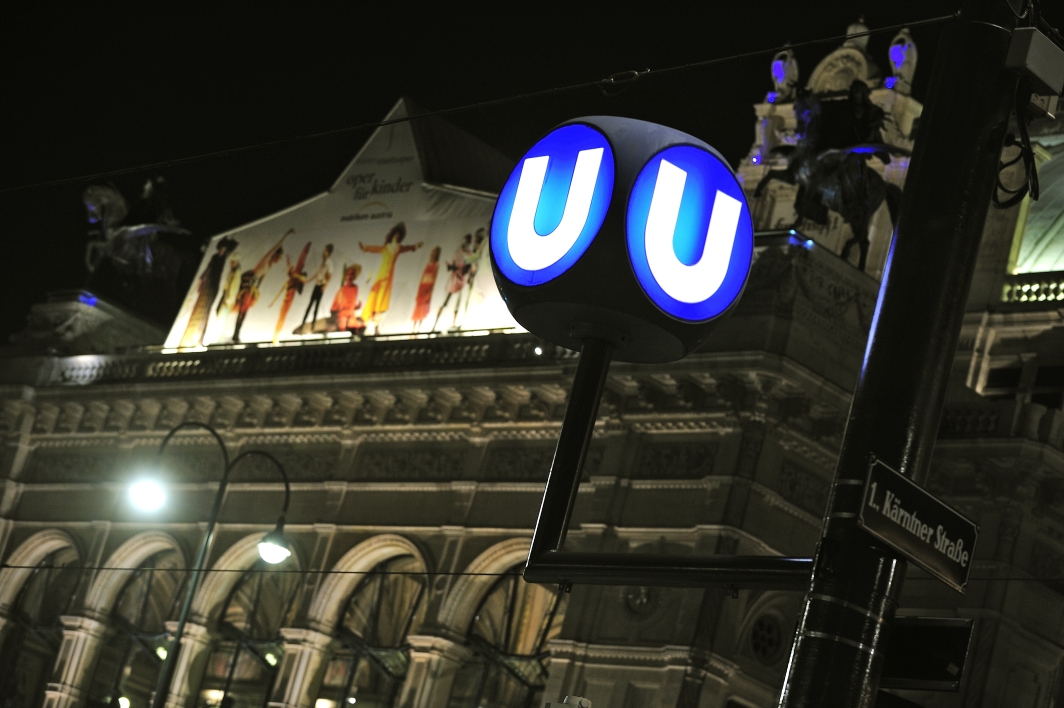 Wochenend-Nachtbetrieb ab der Nacht vom 3.9. auf den 4.9.2010. U-Bahn-Würfel vor der Wiener Staatsoper.
