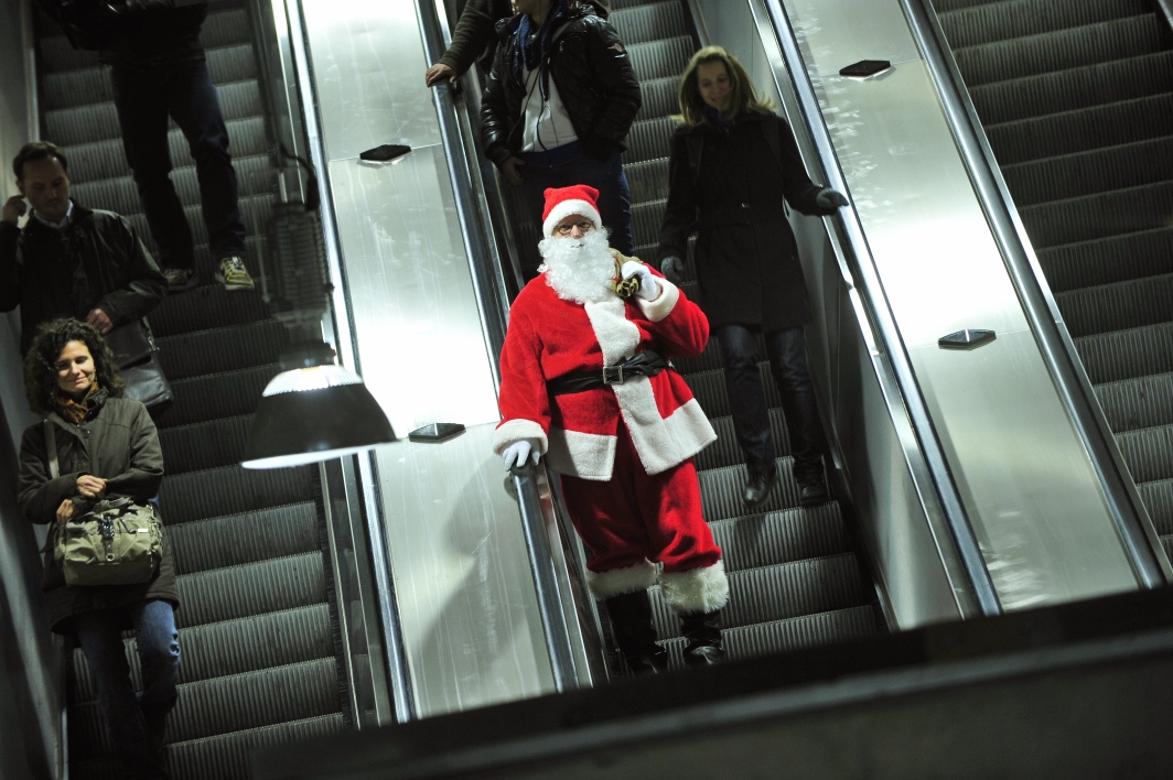 Der Weihnachtsmann unterwegs in Wien mit U-Bahn und Strassenbahn der Wiener Linien.