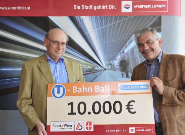 Direktor Günter Steinbauer (r.) übergibt einen Spendenscheck über 10.000 Euro an den Präsidenten des Vereins 'Weisser Ring' Udo Jesionek (l.).