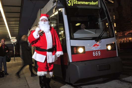 Der Weihnachtsmann benutzt die Wiener Linien