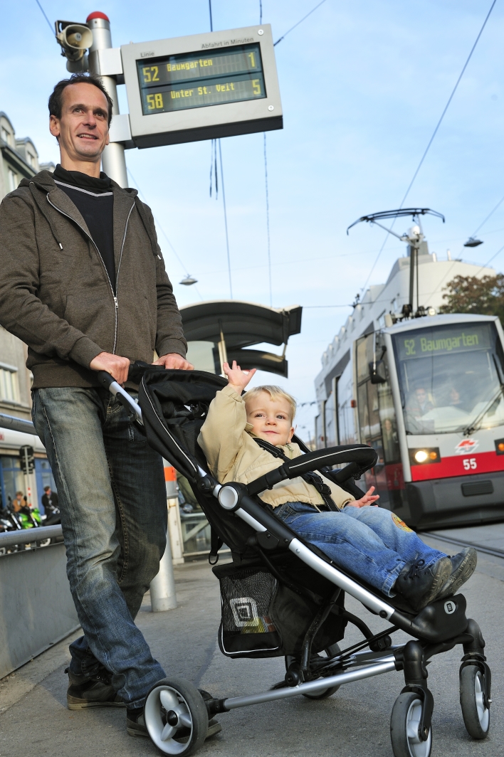 Barrierefreie Fahrt mit der Niederflurstraßenbahn. Info-Anzeigen an den Haltestellen kündigen an, wann die nächste Niederflurstraßenbahn kommt.