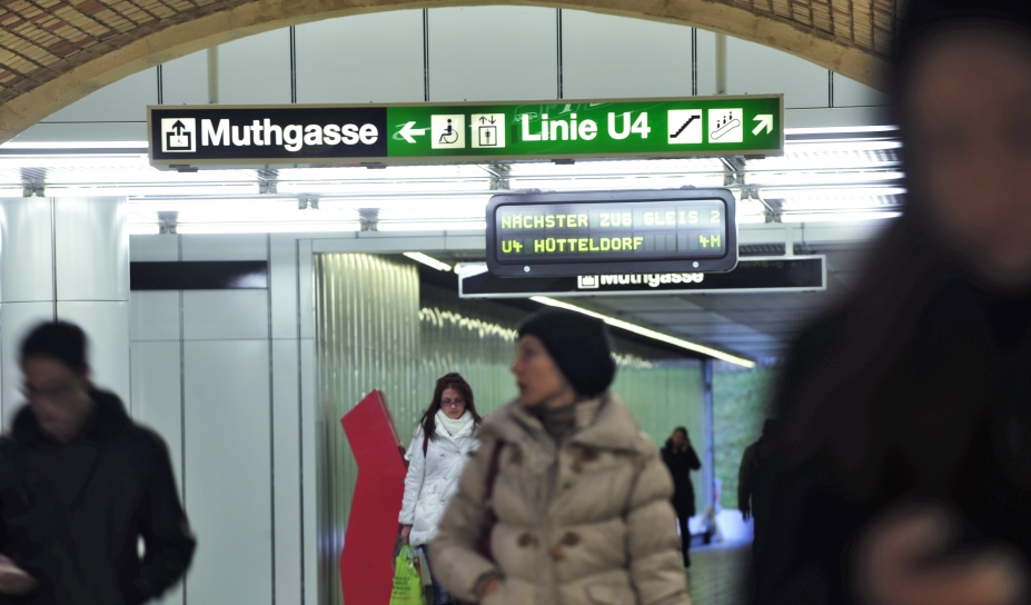 Station Heiligenstadt, Fahrgäste am Weg von der U4 Richtung S-Bahn bzw. Ausgang.