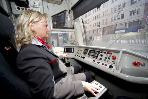 Straßenbahnfahrerin im Führerstand einer Niederflurstraßenbahn ULF.