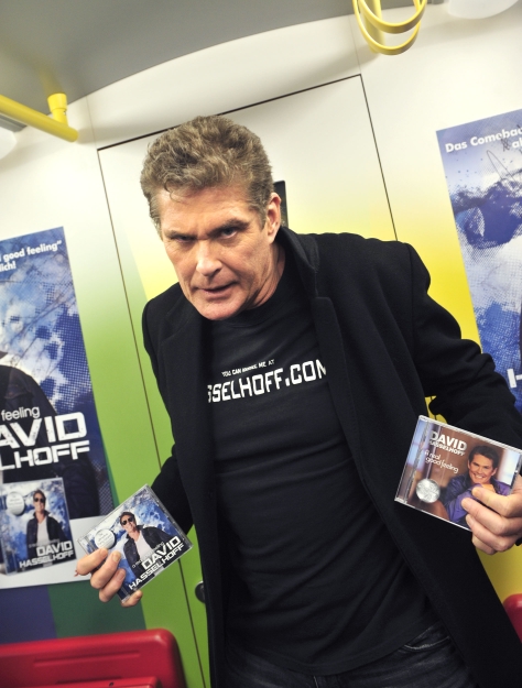 'Nightrider' David Hasselhoff präsentiert seine neue CD in einem V-Zug der Wiener U-Bahn.