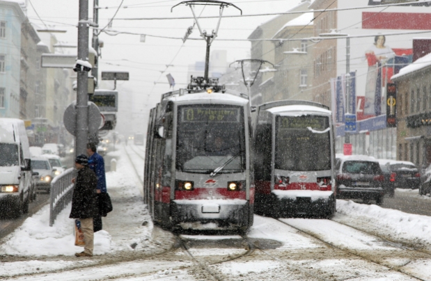 Straßenbahn im winterlichen Wien.