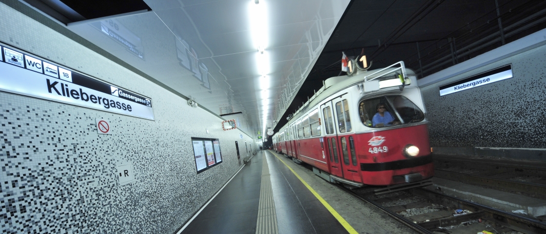 Zug der Linie 1 in der Station Kliebergasse.
